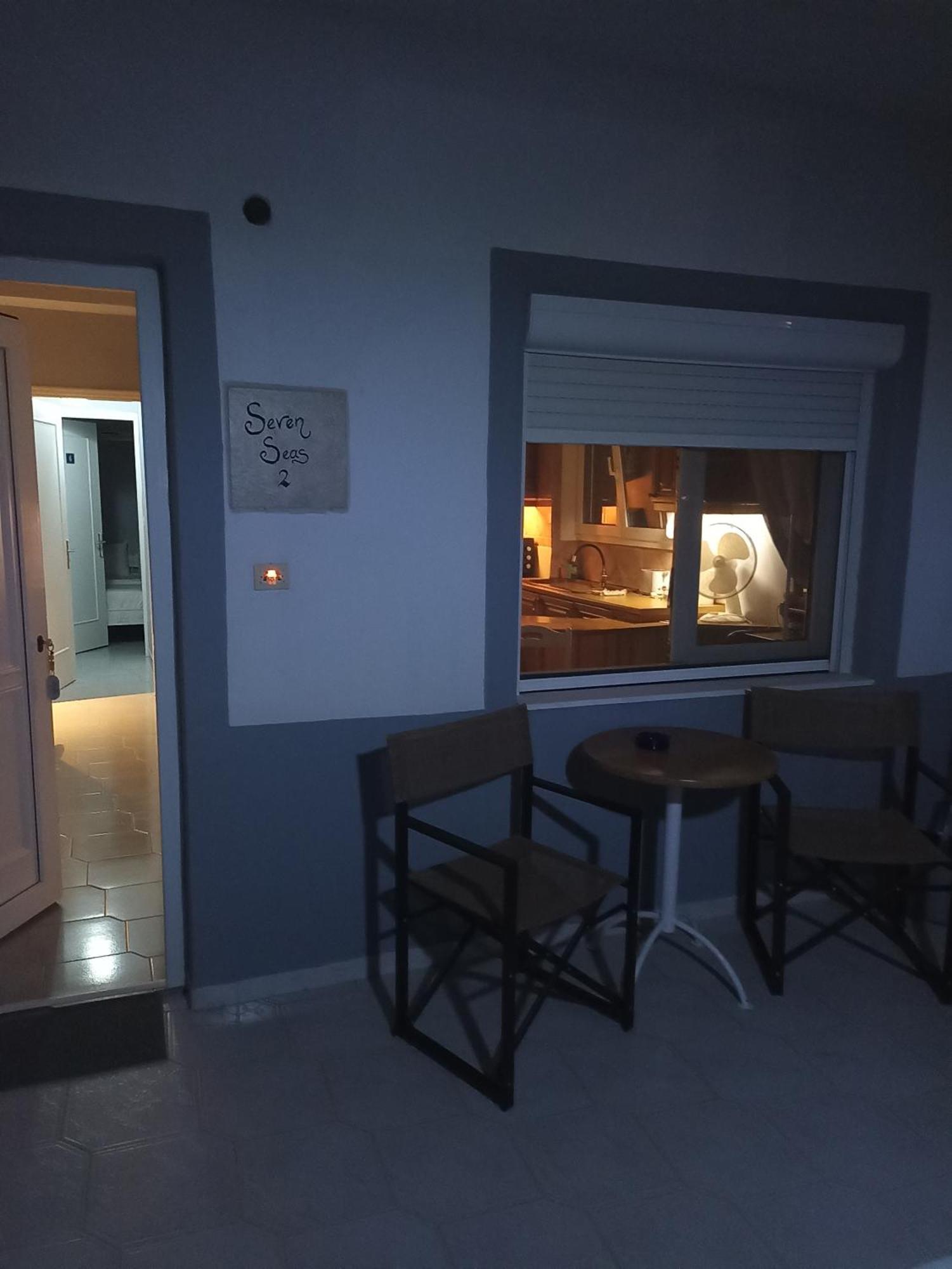 Seven Seas Apartments Artémida Eksteriør bilde